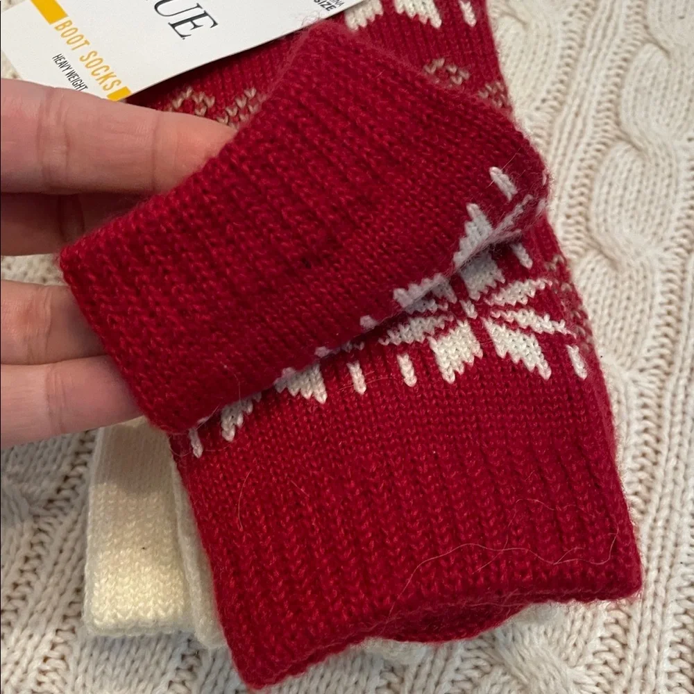 NWT Hue Women’s socks 2 pack-1 cream/1 red w/ snowflakes soft warm heavy weight